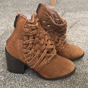 Ankle boot 2 1/2 inch heels great condition